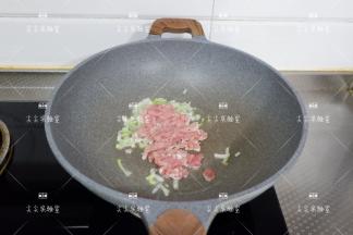 加入瘦肉丝，翻炒几下至变色