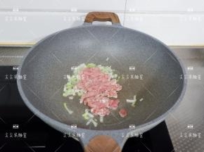 加入瘦肉丝，翻炒几下至变色