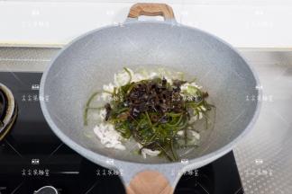 加入清水，海带，木耳大火煮开后转小火炖10分钟左右至海带软硬适中