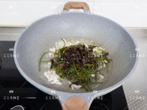 加入清水，海带，木耳大火煮开后转小火炖10分钟左右至海带软硬适中
