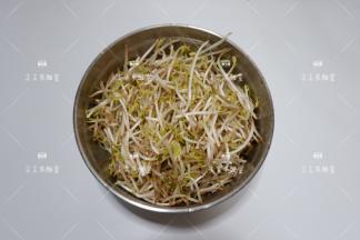 豆芽摘洗干净，黄绿都可以，看个人喜欢