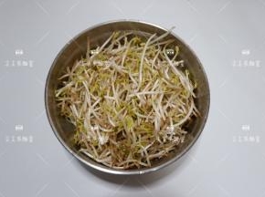 豆芽摘洗干净，黄绿都可以，看个人喜欢