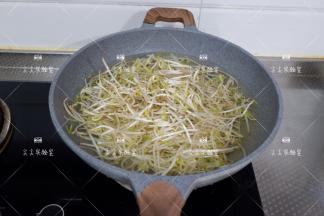 入锅中焯水至断生，不要煮大了