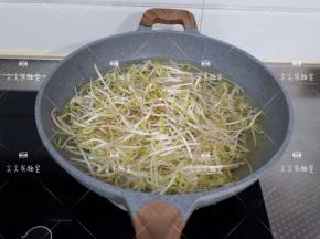 入锅中焯水至断生，不要煮大了