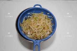 取出用冷开水过凉，凉透沥水备用