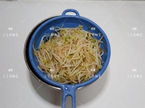 取出用冷开水过凉，凉透沥水备用