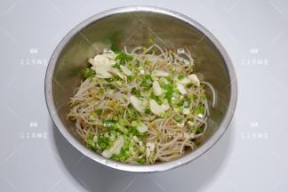 将豆芽，蒜片，香葱一起放入大容器中。