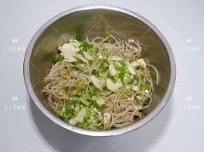 将豆芽，蒜片，香葱一起放入大容器中。