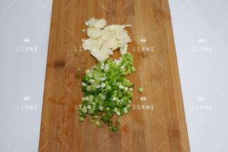 大蒜去皮切片，葱切葱花