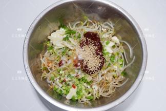 加入韩国辣酱，鱼露，糖，盐，香油，芝麻