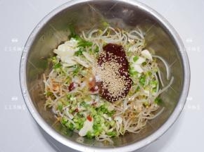 加入韩国辣酱，鱼露，糖，盐，香油，芝麻