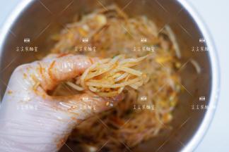 来，吃一口？反正我是一边拌一边吃哈