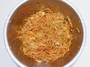 将食材抓匀。