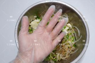 拿出一只手，带上手套。