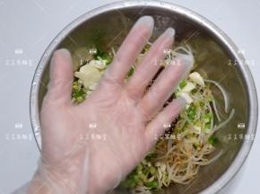 拿出一只手，带上手套。
