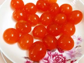 新鲜咸鸭蛋敲出蛋黄，用清水洗净外面的白膜