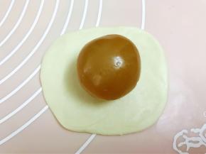 包入一个莲蓉蛋黄
