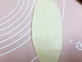 用擀面杖擀成牛舌状