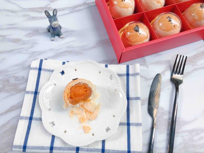 皮薄馅大的莲蓉蛋黄酥