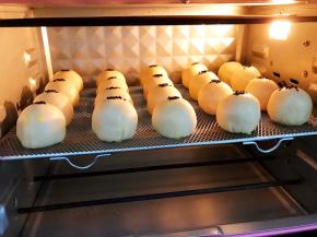 放入预热好的烤箱中层180度上下火烤30分钟左右