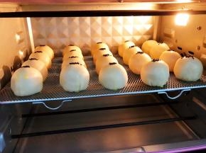 放入预热好的烤箱中层180度上下火烤30分钟左右