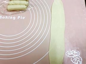 用擀面杖擀长再从上往下卷起，这里擀的越长层次就越多，但是一定不要擀破酥了哦