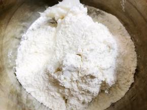 油酥材料放入盆里揉成团