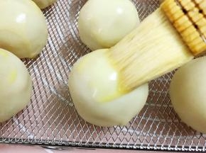 顶部刷一层全蛋液