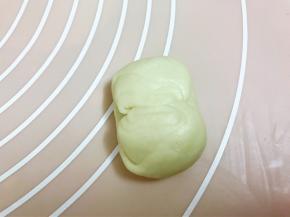 用大拇指压住中间捏紧，擀成圆形