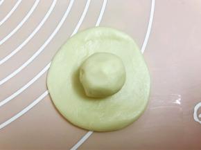 取一份油皮包入一份油酥