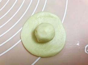 取一份油皮包入一份油酥