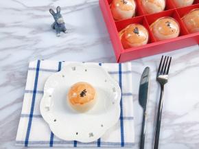 莲蓉蛋黄酥就完成了