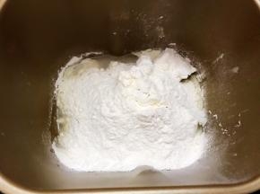 水油皮材料放入面包机里，启动揉面25分钟