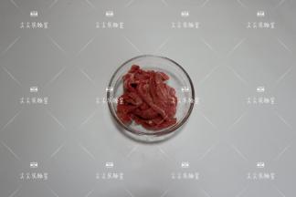 牛肉切成粗条
