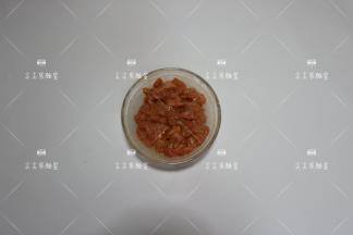 加入盐、酱油、料酒、胡椒粉、蚝油、白糖、干淀粉，抓匀腌制15分钟