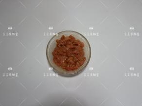 加入盐、酱油、料酒、胡椒粉、蚝油、白糖、干淀粉，抓匀腌制15分钟