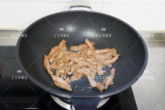 腌制好的牛肉入锅将炒至断生