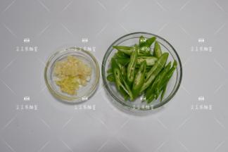 杭椒切长段，葱、姜、蒜切末