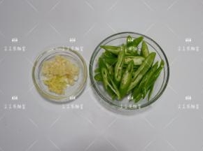 杭椒切长段，葱、姜、蒜切末