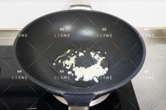 起锅热油，下葱姜蒜炒出香味