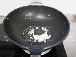 起锅热油，下葱姜蒜炒出香味