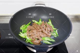 加入牛柳和少许盐