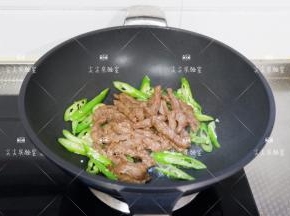 加入牛柳和少许盐