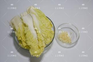 娃娃菜摘成一片一片的，大蒜去皮剁成末