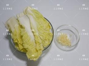娃娃菜摘成一片一片的，大蒜去皮剁成末
