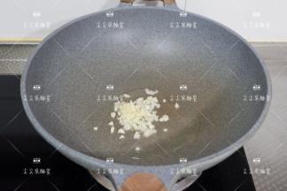 起锅热油，下入蒜末炒出香味