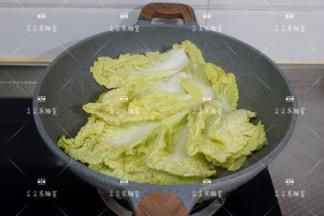 加入娃娃菜，慢慢翻炒至见软出水