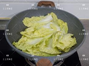 加入娃娃菜，慢慢翻炒至见软出水