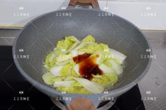 加入蚝油，少许水将娃娃菜煮软