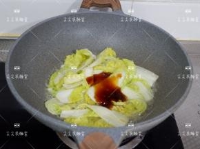 加入蚝油，少许水将娃娃菜煮软